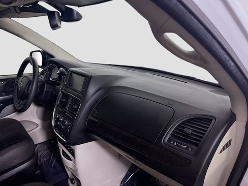 Used 2019 Dodge Grand Caravan SE image 26