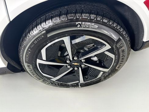 Used 2025 Chevrolet Equinox EV LT image 11