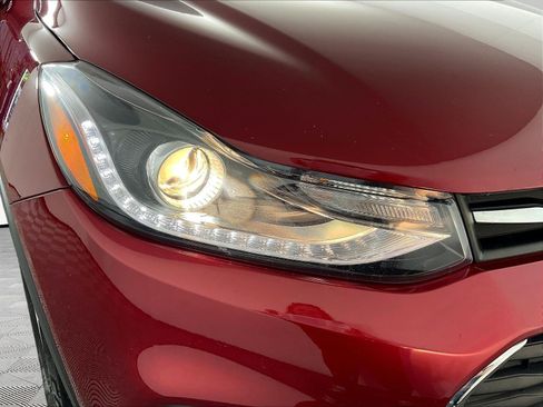 Used 2020 Chevrolet Trax LT w/ LT Convenience Package FWD image 31