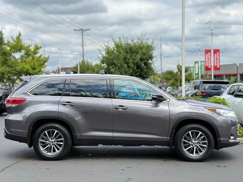 Used 2019 Toyota Highlander XLE AWD/4WD image 6
