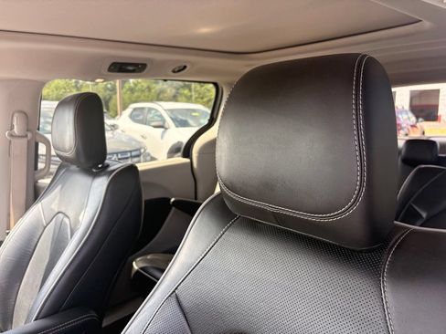 Used 2023 Chrysler Pacifica Limited FWD image 23