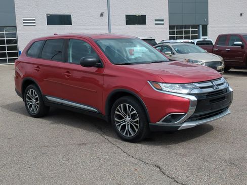 Used 2018 Mitsubishi Outlander ES AWD/4WD image 2