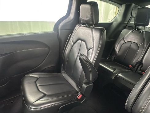 Used 2025 Chrysler Pacifica Select image 14