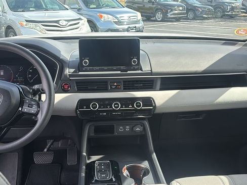 Used 2023 Honda Pilot LX image 12