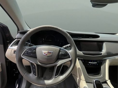 Used 2017 Cadillac XT5 Luxury w/ Driver Awareness Package FWD image 9