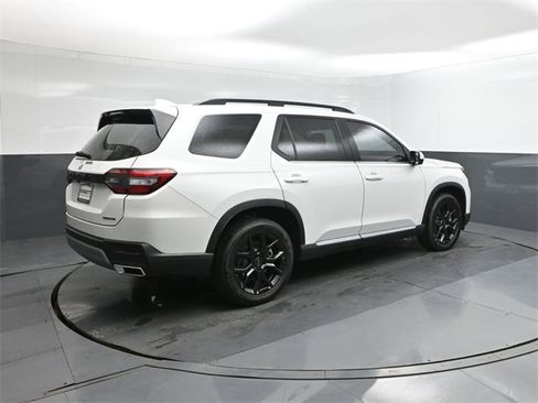 New 2025 Honda Pilot Touring image 11