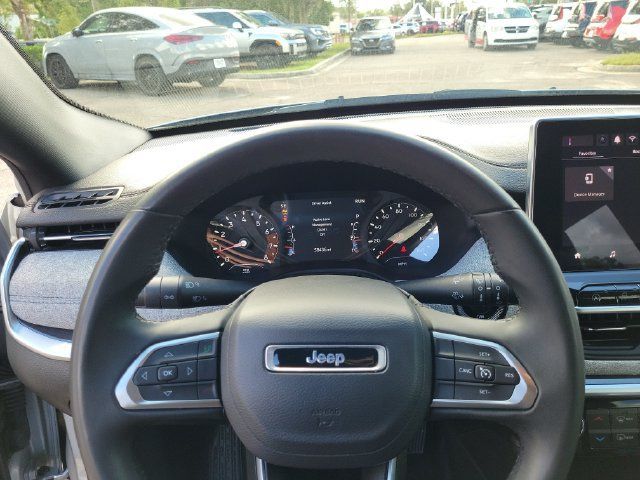 Used 2024 Jeep Compass Latitude AWD/4WD image 25