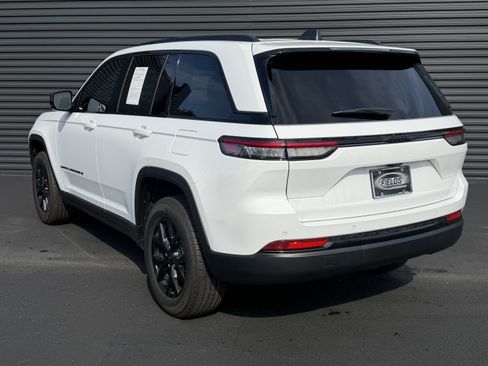 Used 2025 Jeep Grand Cherokee Altitude RWD image 3