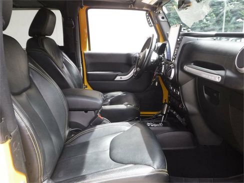 Used 2015 Jeep Wrangler Rubicon w/ Power Convenience Group image 4