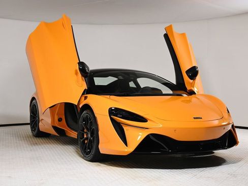 Used 2025 McLaren Artura image 25