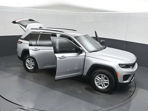 Used 2025 Jeep Grand Cherokee Laredo AWD/4WD image 59