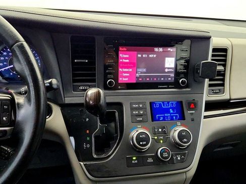 Used 2020 Toyota Sienna XLE Premium AWD/4WD image 18