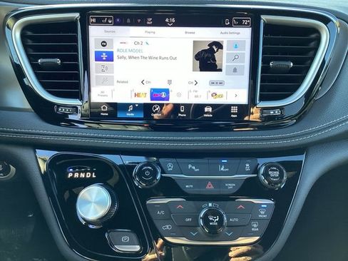 New 2026 Chrysler Pacifica Select image 12