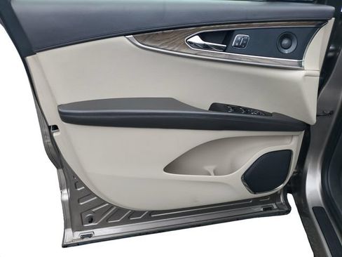 Used 2019 Lincoln Nautilus Reserve FWD image 8