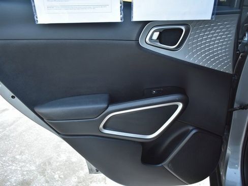 Used 2023 Kia Soul LX image 28