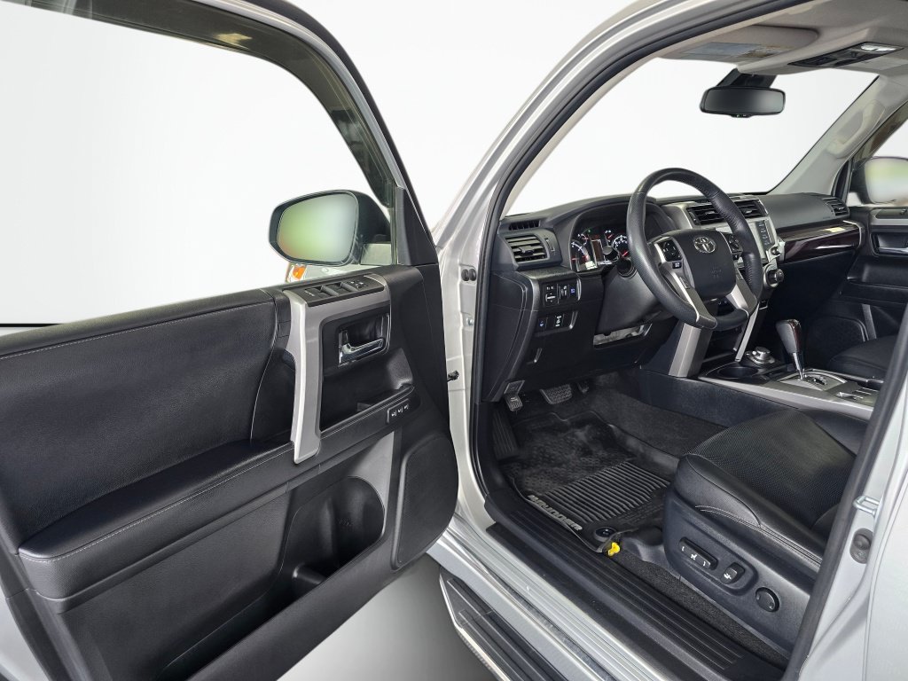 Used 2021 Toyota 4Runner Limited AWD/4WD image 32