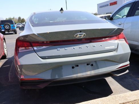Used 2022 Hyundai Elantra SEL image 17