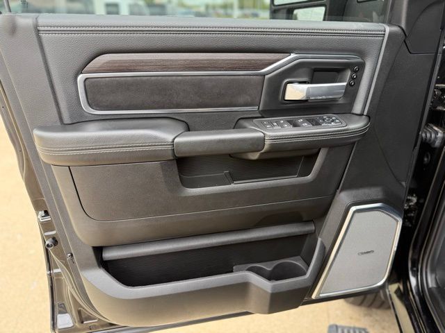Used 2025 RAM 2500 Laramie AWD/4WD image 7