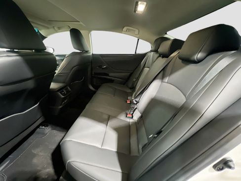 Used 2025 Lexus ES 300h w/ Premium Package image 18