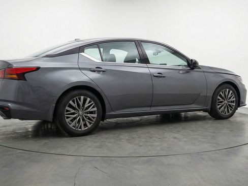Used 2025 Nissan Altima 2.5 SV FWD image 9