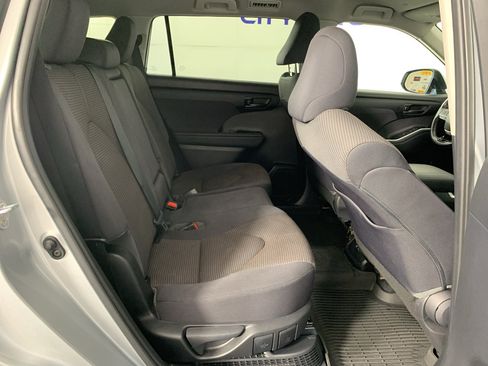 Used 2020 Toyota Highlander LE AWD/4WD image 37