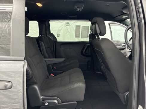 Used 2020 Dodge Grand Caravan SE FWD image 11