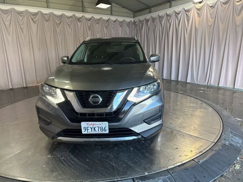 Used 2019 Nissan Rogue SV image 2