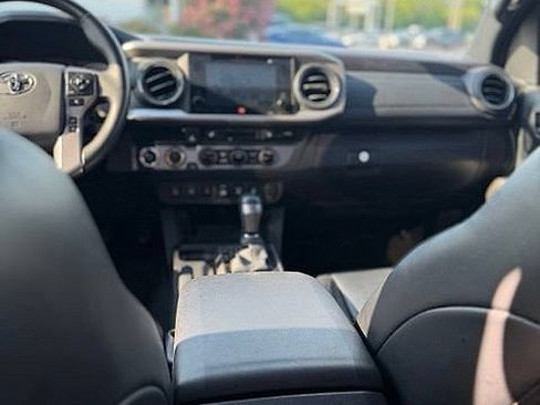 Used 2018 Toyota Tacoma Limited AWD/4WD image 12