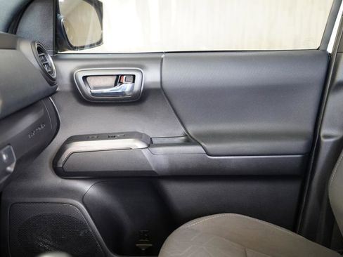 Used 2018 Toyota Tacoma TRD Sport image 30