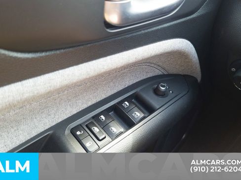 Used 2024 Jeep Compass Latitude image 23