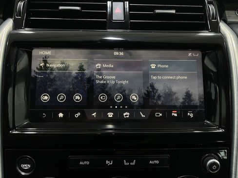 Used 2020 Land Rover Discovery HSE image 11