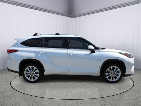 Used 2023 Toyota Highlander Limited FWD image 8