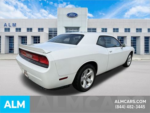 Used 2013 Dodge Challenger SXT image 5