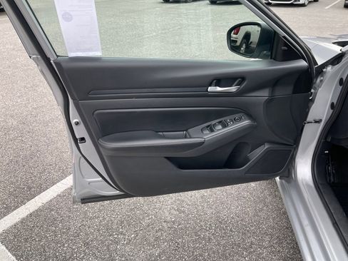 Used 2024 Nissan Altima 2.5 SV image 11