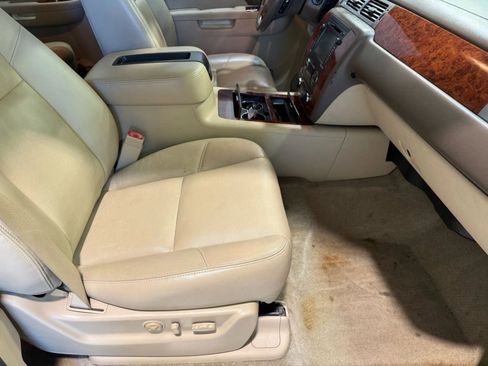 Used 2013 Chevrolet Avalanche LTZ image 29