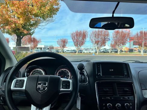 Used 2016 Dodge Grand Caravan SE image 10