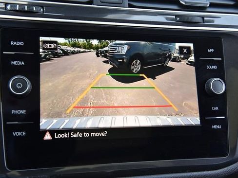 Used 2023 Volkswagen Tiguan SE w/ Panoramic Sunroof Package image 12