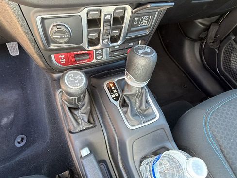 Used 2025 Jeep Wrangler Unlimited Rubicon 4xe w/ Convenience Group AWD/4WD image 30