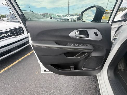 Used 2025 Chrysler Pacifica Limited FWD image 11