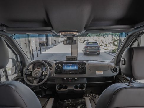 Used 2025 Mercedes-Benz Sprinter 2500 image 27