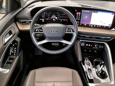 Used 2025 Audi Q5 Premium w/ Convenience Package image 6