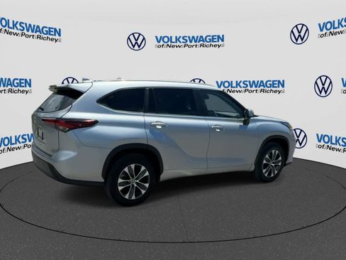 Used 2025 Toyota Highlander XLE FWD image 8