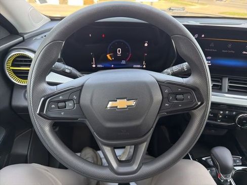 Used 2025 Chevrolet Trax LT FWD image 21