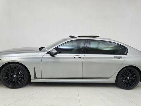 Used 2022 BMW 740i xDrive w/ M Sport Package image 10