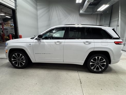 Used 2023 Jeep Grand Cherokee Overland w/ Advanced Protech Group III AWD/4WD image 5