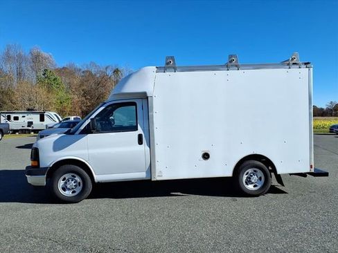 Used 2017 Chevrolet Express 3500 image 2