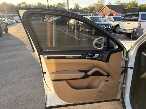 Used 2017 Porsche Cayenne S Platinum image 13