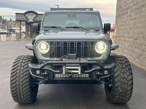 Used 2025 Jeep Wrangler Unlimited Rubicon image 2