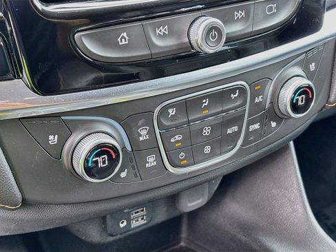 Used 2020 Chevrolet Traverse Premier FWD image 16