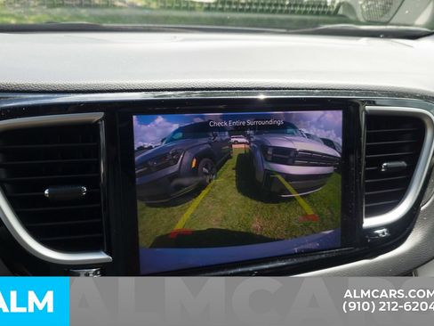 Used 2024 Chrysler Pacifica Touring-L FWD image 9